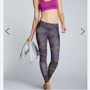 Fabletics Salar Legging in Fractal Print Black. No Size Tag See measurements